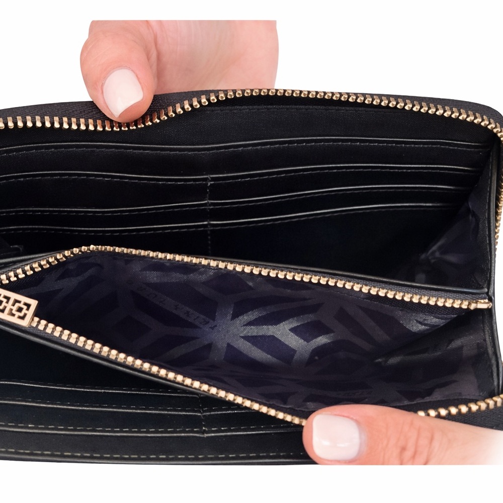 TRINA TURK Shanty Geo Zip Wristlet! - Picture 5 of 7
